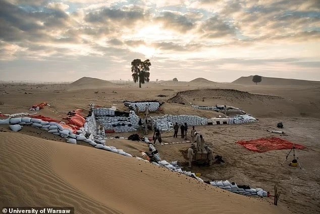 Nhìn thấy gò đất lạ từ trực thăng, huy động công nghệ cao vào cuộc, bất ngờ phát hiện thành phố 5.000 năm tuổi bị chôn vùi dưới lòng hoang mạc gây 'chấn động' giới khảo cổ - ảnh 2