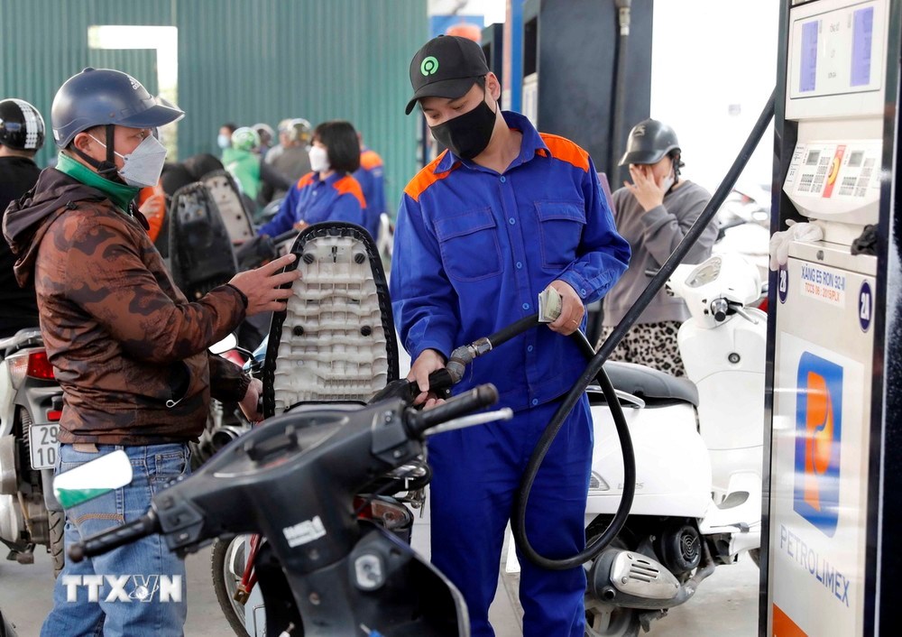 Mua bán xăng, dầu tại điểm kinh doanh xăng dầu Petrolimex trên địa bàn Hà Nội. (Ảnh: Trần Việt/TTXVN)
