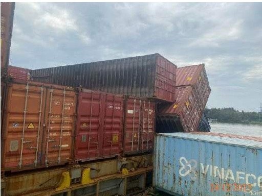 Tàu cập bến cùng những container bị xô lệch sau khi 14 container của Công ty Phương Anh cùng nhiều container của các công ty khác bị rơi xuống biển.