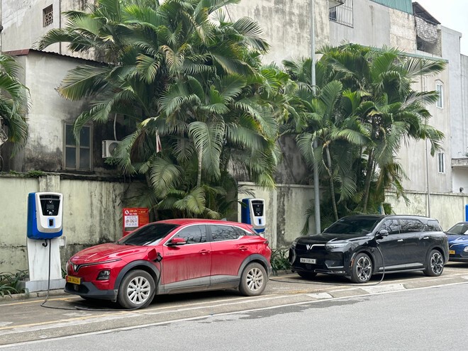 Một trạm sạc xe điện tại khu vực Times city. (Ảnh: Xuân Quảng/Vietnam+) vin.jpg