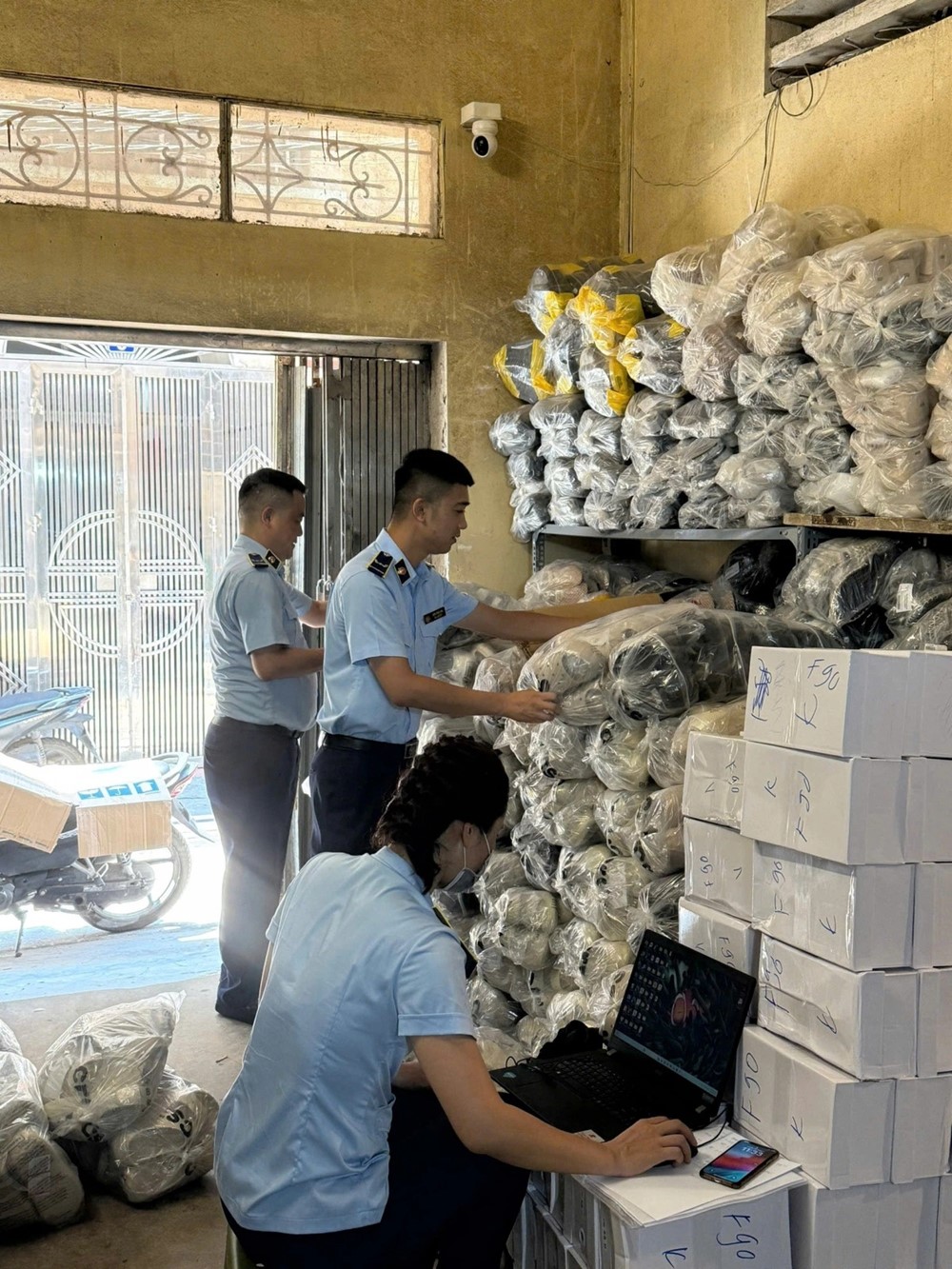 ha noi thu giu hang nghin quan ao, giay dep co dau hieu gia mao nhan hieu hinh anh 1