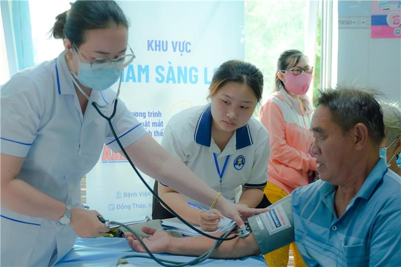 Sinh viên Văn Hiến đồng hành cùng chương trình “Ánh sáng Sen Hồng” - ảnh 1