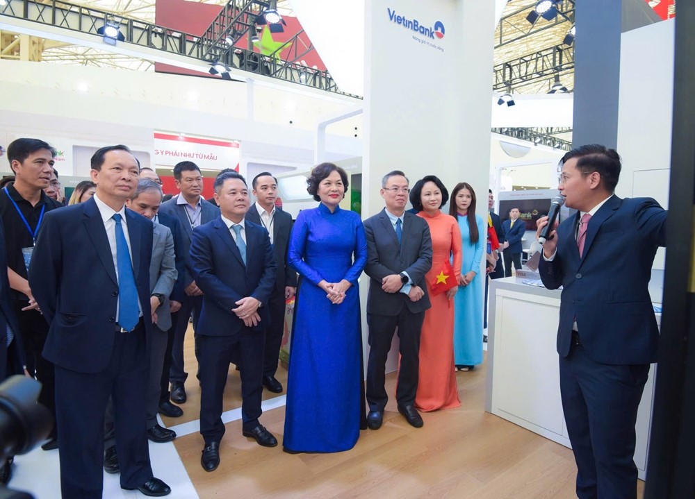 Nhận quà khi check-in gian hàng VietinBank tại Triển lãm thành tựu đất nước - ảnh 1