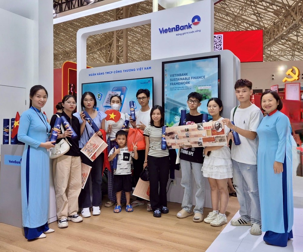 Nhận quà khi check-in gian hàng VietinBank tại Triển lãm thành tựu đất nước - ảnh 2