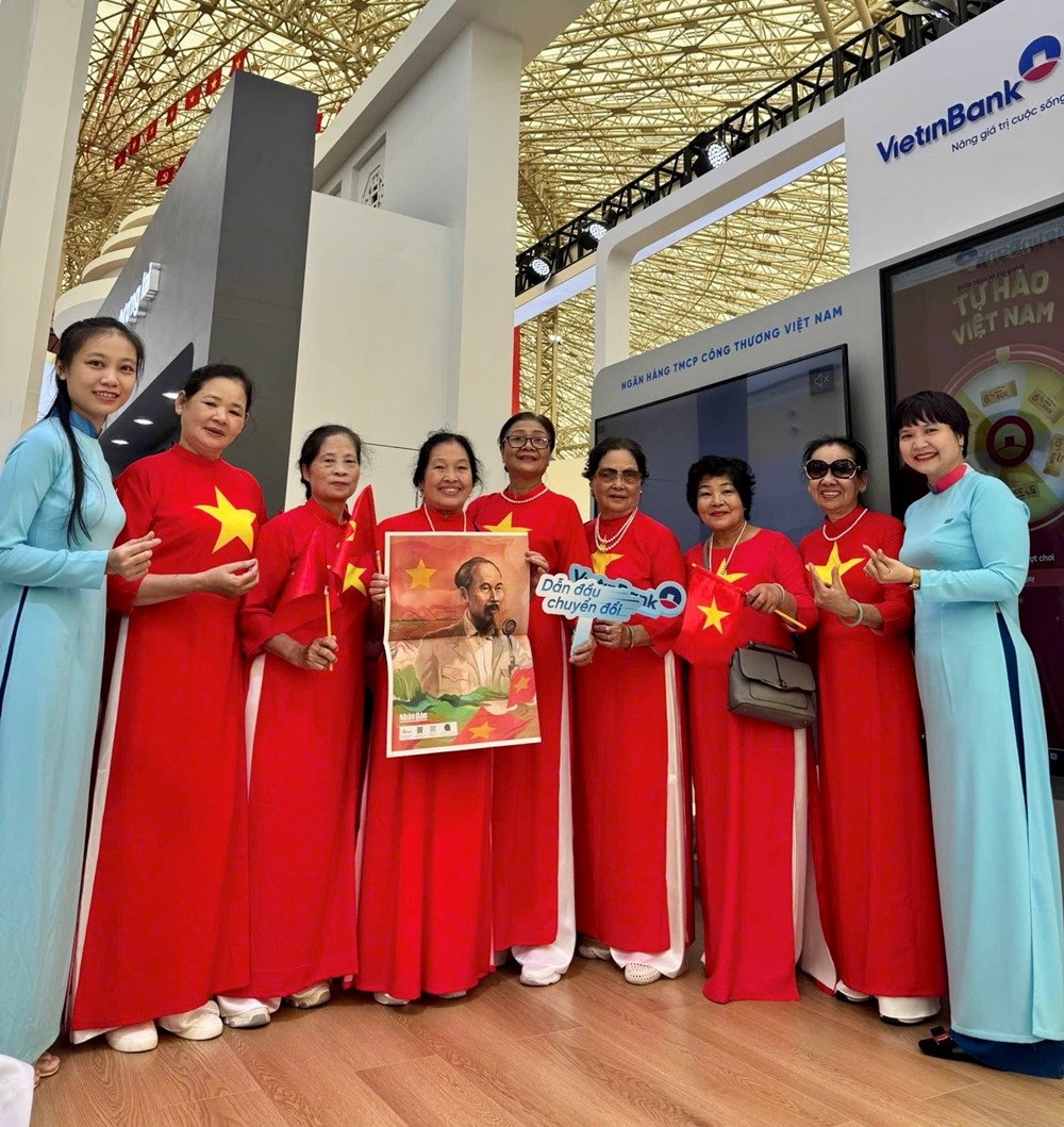 Nhận quà khi check-in gian hàng VietinBank tại Triển lãm thành tựu đất nước - ảnh 3