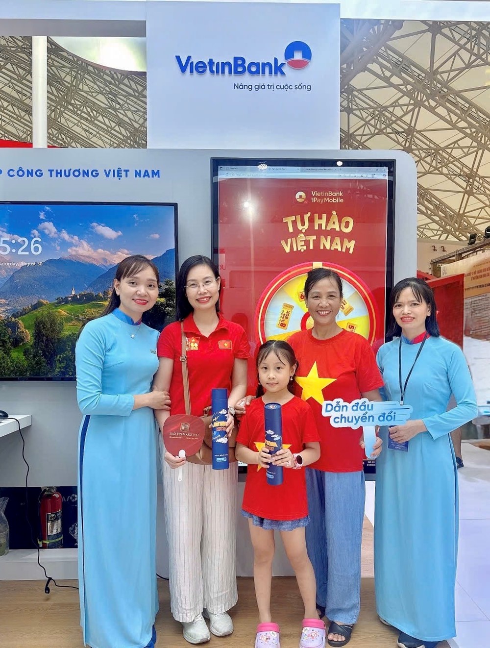 Nhận quà khi check-in gian hàng VietinBank tại Triển lãm thành tựu đất nước - ảnh 6