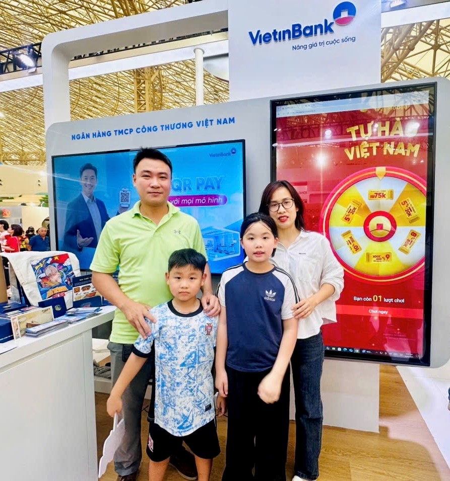 Nhận quà khi check-in gian hàng VietinBank tại Triển lãm thành tựu đất nước - ảnh 7
