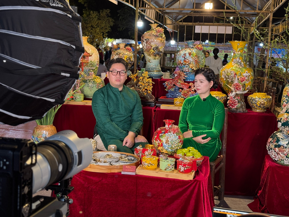 Gốm Bát Tràng lên sóng livestream: Câu chuyện nghề lan tỏa trong thời đại số - ảnh 1