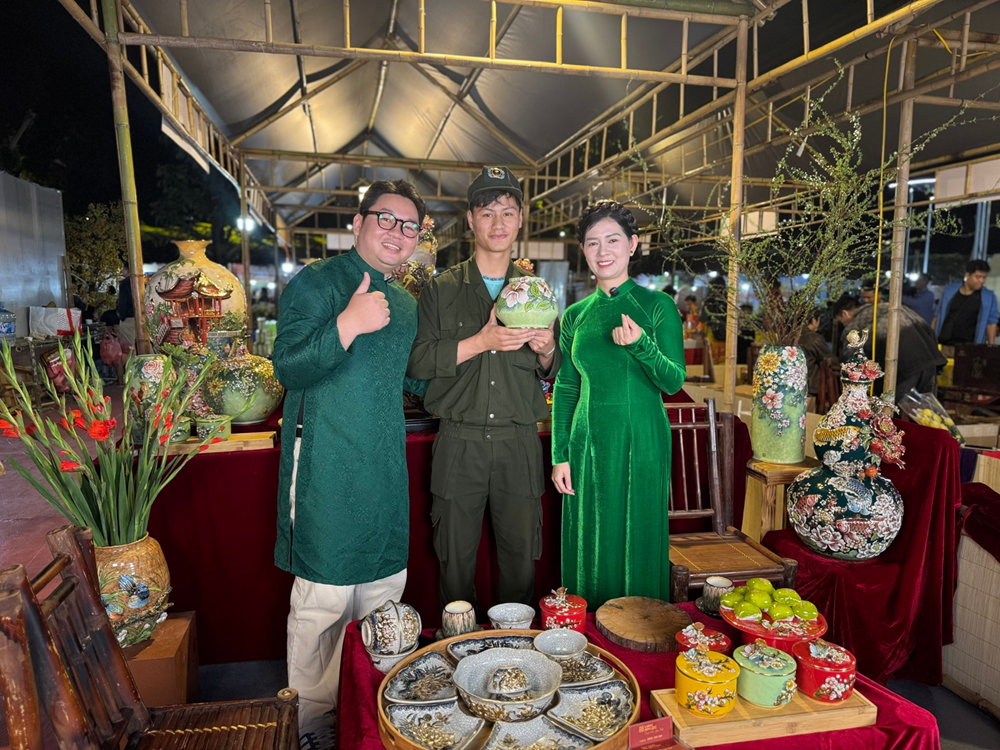 Gốm Bát Tràng lên sóng livestream: Câu chuyện nghề lan tỏa trong thời đại số - ảnh 2