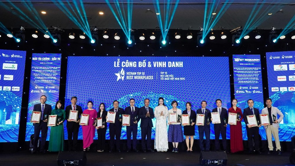 HungHau Agricultural lập "cú đúp" giải thưởng: Top 10 nơi làm việc tốt nhất & Top 500 nhà tuyển dụng hàng đầu Việt Nam 2025 - ảnh 1