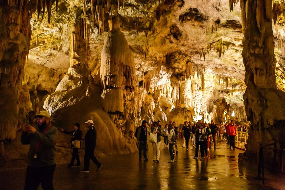 Bên trong hang động dài 24km đặt bưu điện dưới lòng đất đầu tiên trên thế giới, ẩn chứa cả loài ‘rồng non’ có thể sống tới 100 năm - ảnh 1