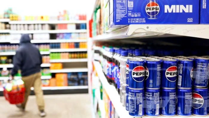 2 ‘đế chế’ nước ngọt Pepsi và Coca-Cola lao đao vì thiếu... lon và đường  - ảnh 1