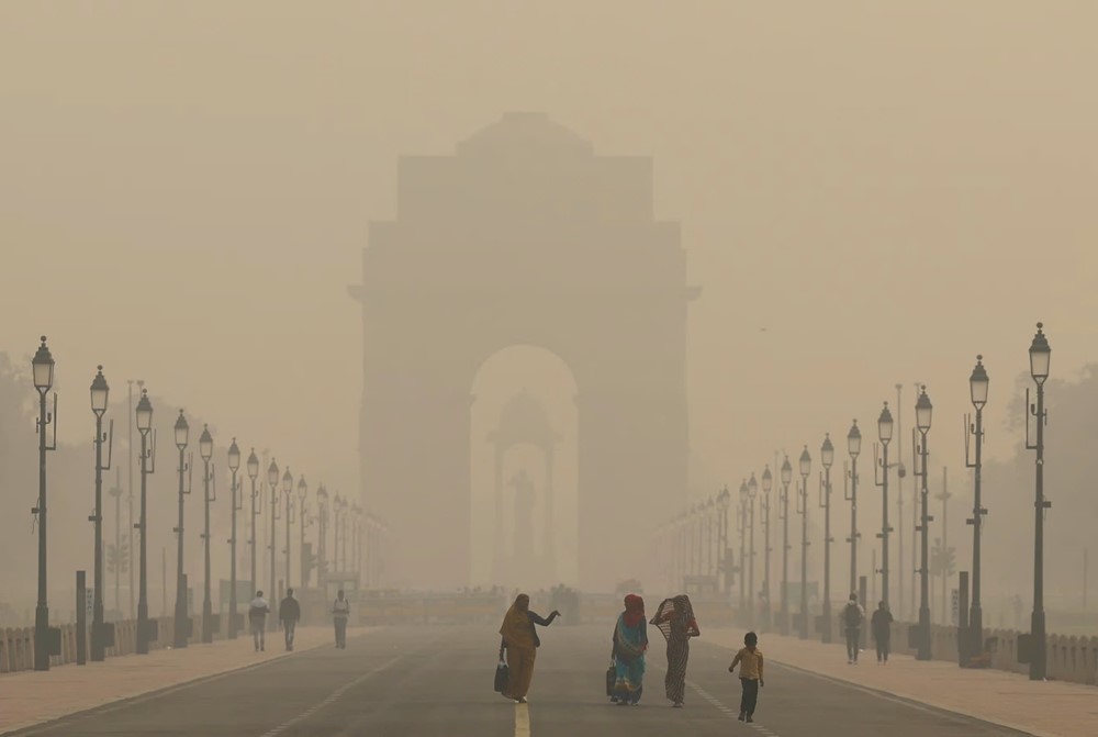 Ấn Độ 'báo động đỏ' về ô nhiễm không khí: Thủ đô chìm trong khói bụi, Taj Mahal ‘biến mất’ trong sương mù  - ảnh 1