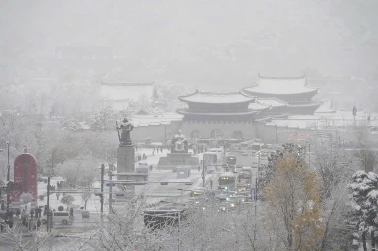 Seoul hứng chịu trận bão tuyết kỷ lục trong hơn 100 năm: Giao thông tê liệt, hàng trăm chuyến bay bị hủy - ảnh 4