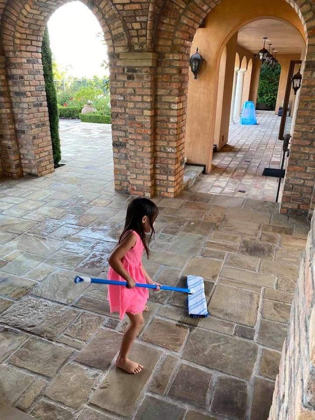 Nữ ca sĩ Việt sinh con cho tỷ phú người Ý: Sống như bà hoàng trong biệt thự 1.600 tỷ, ái nữ lá ngọc cành vàng được học chơi golf từ nhỏ - ảnh 11