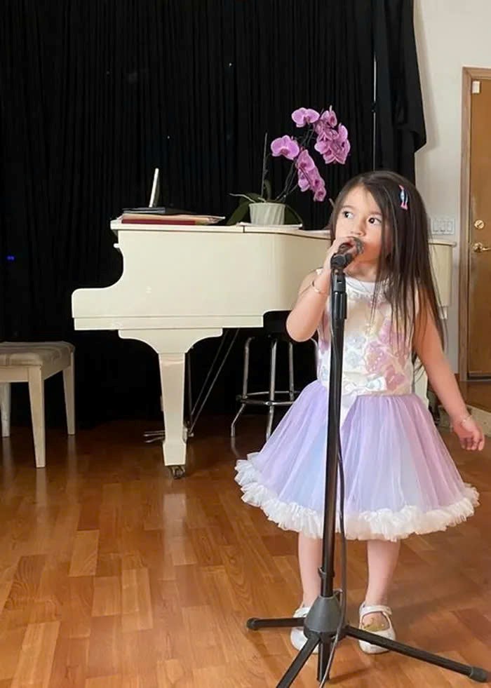 Nữ ca sĩ Việt sinh con cho tỷ phú người Ý: Sống như bà hoàng trong biệt thự 1.600 tỷ, ái nữ lá ngọc cành vàng được học chơi golf từ nhỏ - ảnh 10