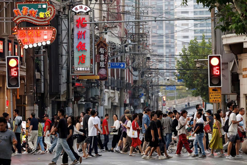 Trung Quốc lần đầu tiên nới lỏng chính sách tiền tệ sau hơn một thập kỷ để cứu nền kinh tế - ảnh 1