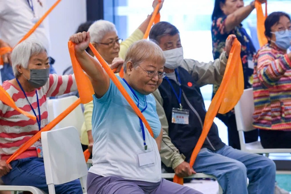 Ngành ngân hàng, bảo hiểm bùng nổ, đua nhau khai thác thị trường 'tóc bạc' ở Hồng Kông - ảnh 1