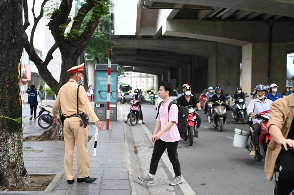 Từ bây giờ, người đi bộ vượt đèn đỏ có thể bị phạt đến 250.000 đồng, cao gấp 2,5 lần so với quy định cũ  - ảnh 2