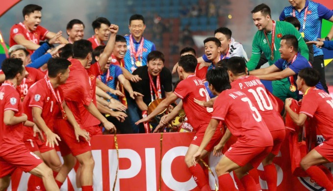 HLV Kim Sang-sik: Tuyển Việt Nam có tiềm năng dự World Cup 2030, mong có cầu thủ thi đấu cho MU - ảnh 1