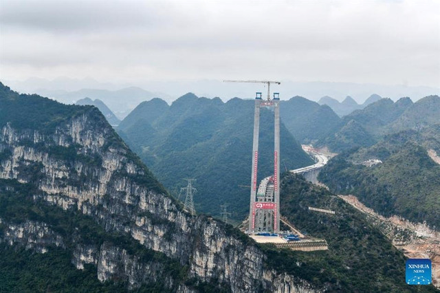 ‘Siêu dự án’ cao nhất thế giới ẩn sâu trong hẻm núi sắp khánh thành: Chiều cao thẳng đứng 625m, rút ngắn thời gian di chuyển còn 1 phút - ảnh 1