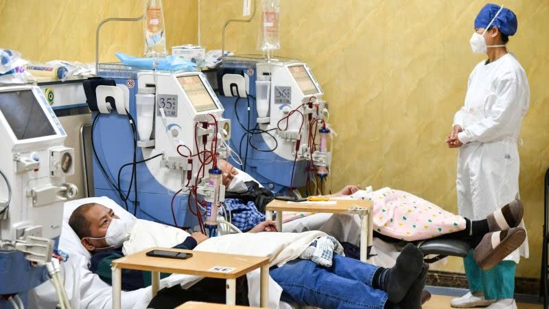 Hơn 200 bệnh viện phá sản, hệ thống bảo hiểm cạn kiệt: Chuyện gì đang xảy ra ở siêu cường số 1 châu Á?  - ảnh 2