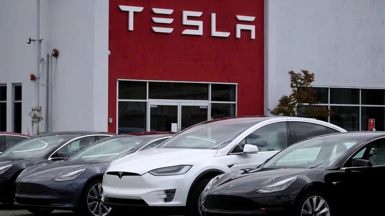 Nhà đầu tư lâu năm bán tháo cổ phiếu Tesla, dự đoán giá sẽ giảm sốc 50% - ảnh 2