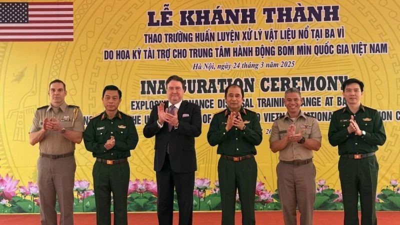 Mỹ bàn giao thao trường huấn luyện rà phá bom mìn 700.000 USD cho Việt Nam - ảnh 1
