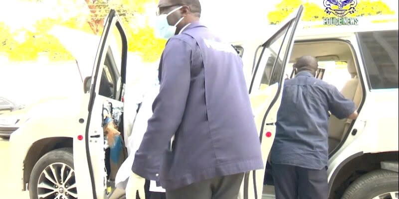 Tịch thu 30kg vàng và 200.000 USD tiền mặt giấu trong cửa xe ô tô Toyota - ảnh 2