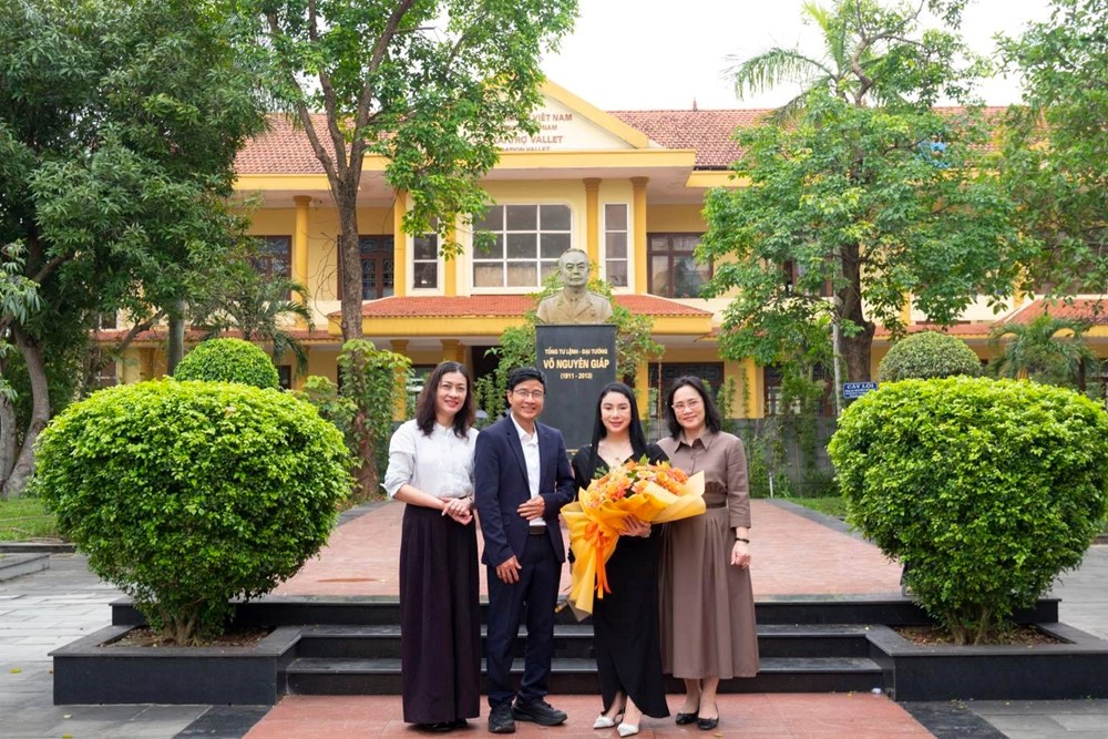 Quán quân Olympia giàu có nhất nhì Việt Nam về quê hương, thăm ngôi trường chuyên mang tên Đại tướng lừng lẫy năm châu - ảnh 2