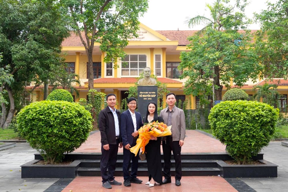 Quán quân Olympia giàu có nhất nhì Việt Nam về quê hương, thăm ngôi trường chuyên mang tên Đại tướng lừng lẫy năm châu - ảnh 1