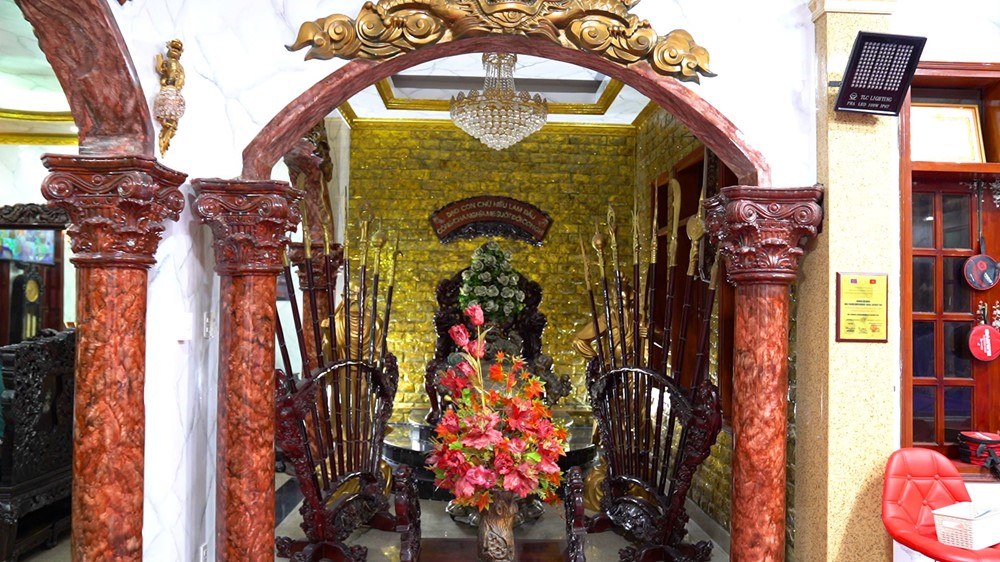  ‘Ông hoàng nhạc sến' Việt Nam sống trong biệt thự trăm tỷ, đúc tượng từ 1.000 cây vàng - ảnh 3