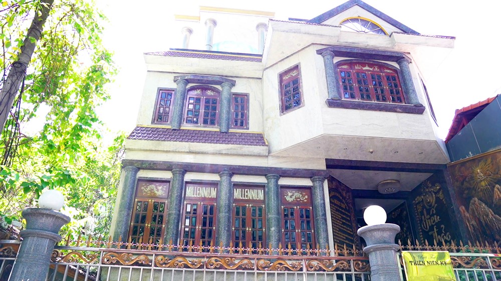  ‘Ông hoàng nhạc sến' Việt Nam sống trong biệt thự trăm tỷ, đúc tượng từ 1.000 cây vàng - ảnh 2