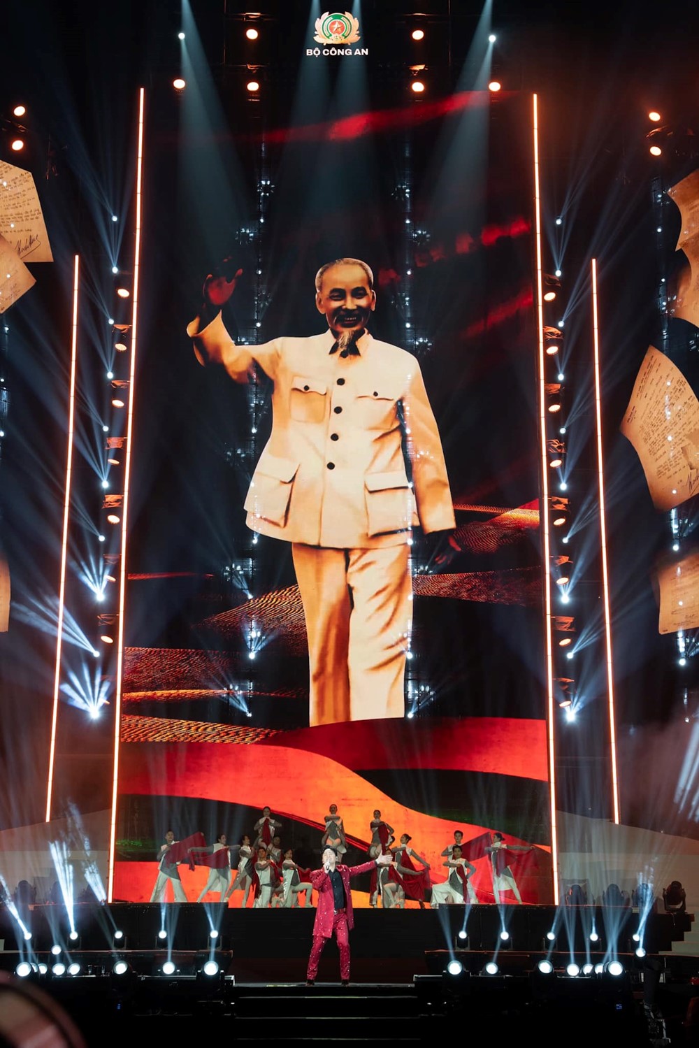 Nam ca sĩ được Bộ Công an gửi thư cảm ơn, là Divo nổi tiếng, sở hữu loạt hit 'khủng' nhà nhà người người đều thuộc - ảnh 3