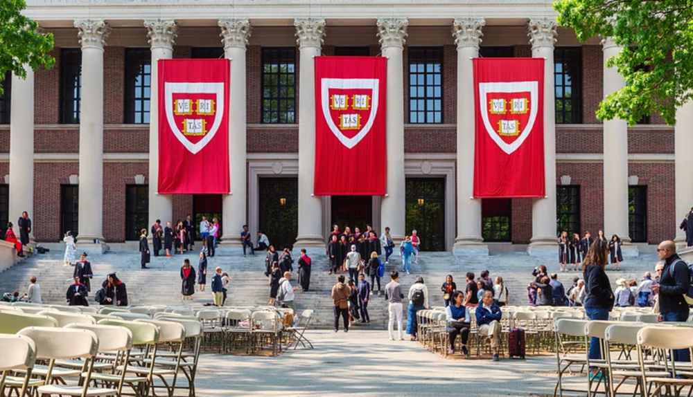 Harvard bị cắt 2,2 tỷ USD tiền tài trợ, cuộc chiến giữa ông Trump và các trường đại học hàng đầu nước Mỹ căng thẳng chưa từng thấy - ảnh 1