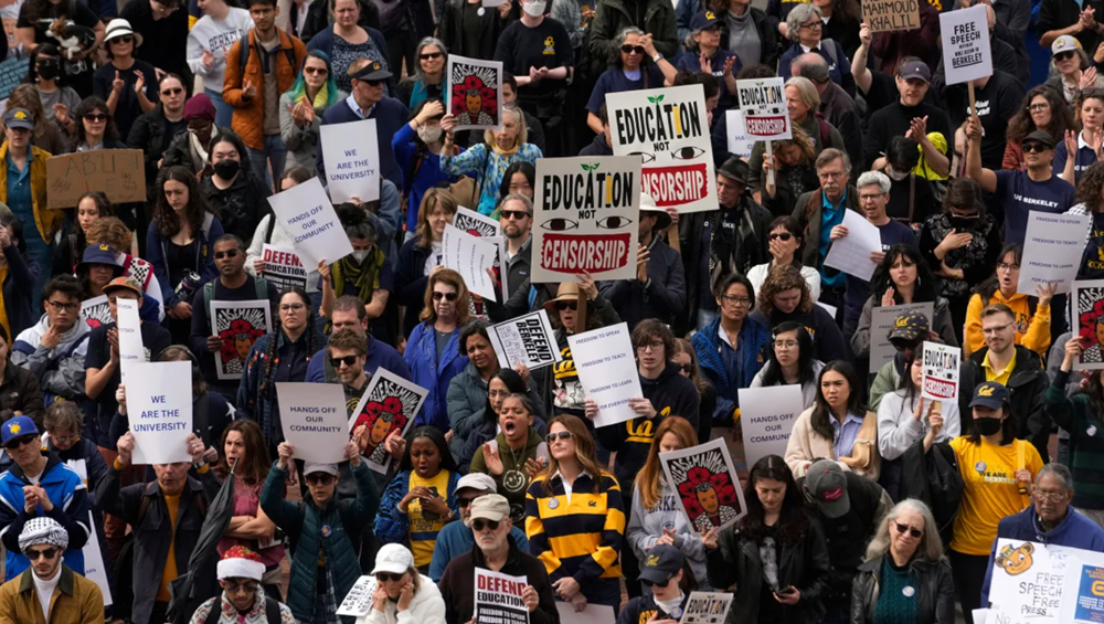 Harvard bị cắt 2,2 tỷ USD tiền tài trợ, cuộc chiến giữa ông Trump và các trường đại học hàng đầu nước Mỹ căng thẳng chưa từng thấy - ảnh 2