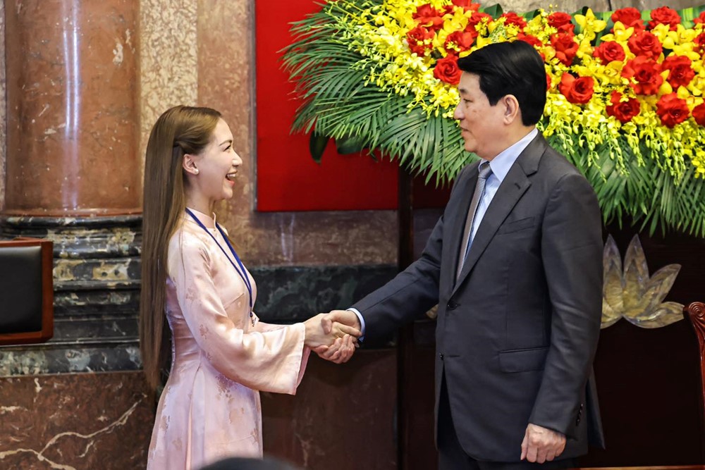 Nữ ca sĩ Bắc Ninh được Chủ tịch nước bắt tay, Thủ tướng khen ngợi, sở hữu hit phá kỷ lục - ảnh 1