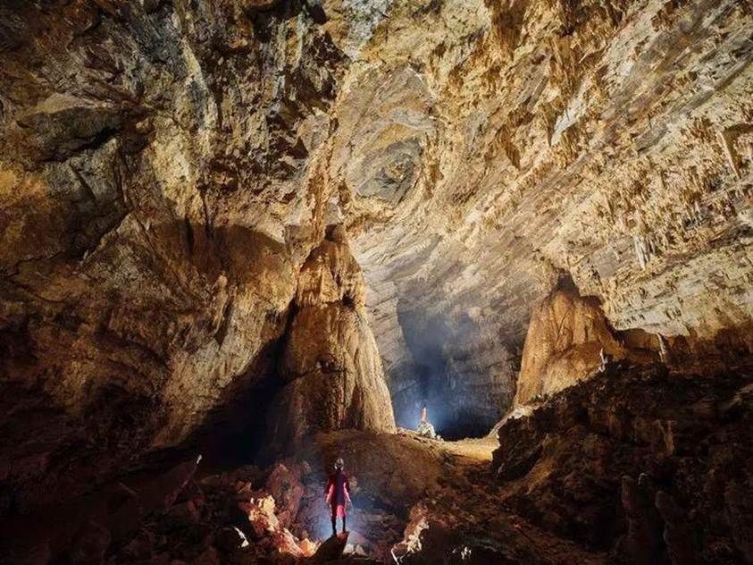 Đang đào mương dẫn nước phát hiện 'kho báu', là 'cung điện pha lê ngầm' 480 triệu năm - ảnh 1