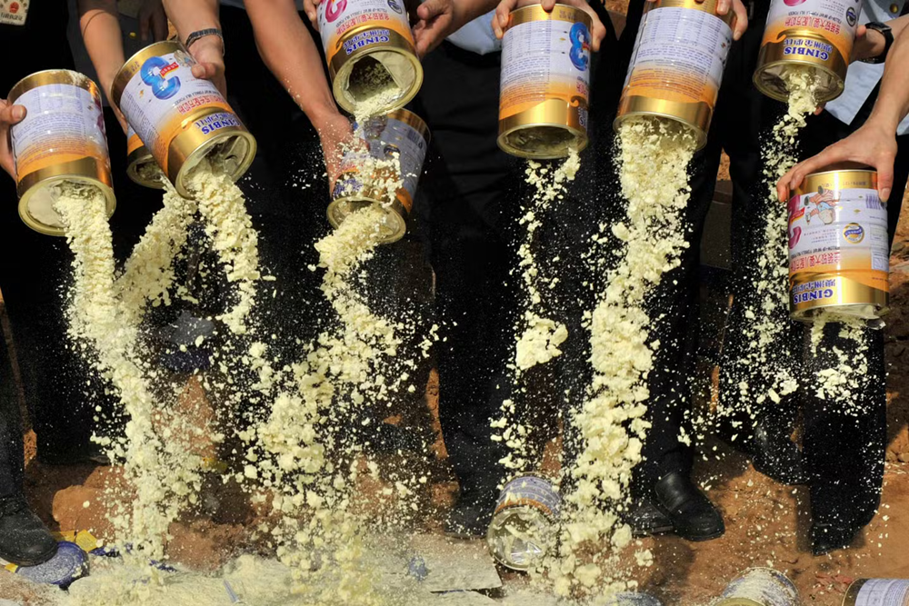 Sữa bột nhiễm hóa chất làm phân bón khiến hơn 300.000 trẻ em bị ảnh hưởng, 6 trẻ tử vong: Vụ bê bối thực phẩm lớn nhất Trung Quốc với 3 án tử hình cho những kẻ cầm đầu - ảnh 2