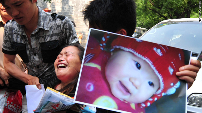 Sữa bột nhiễm hóa chất làm phân bón khiến hơn 300.000 trẻ em bị ảnh hưởng, 6 trẻ tử vong: Vụ bê bối thực phẩm lớn nhất Trung Quốc với 3 án tử hình cho những kẻ cầm đầu - ảnh 7