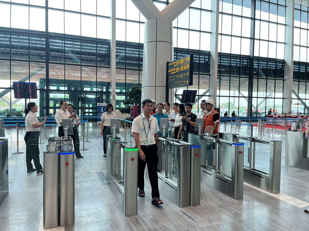 Hãng hàng không lớn nhất của Việt Nam tiên phong làm thủ tục bay bằng VNeID - ảnh 1