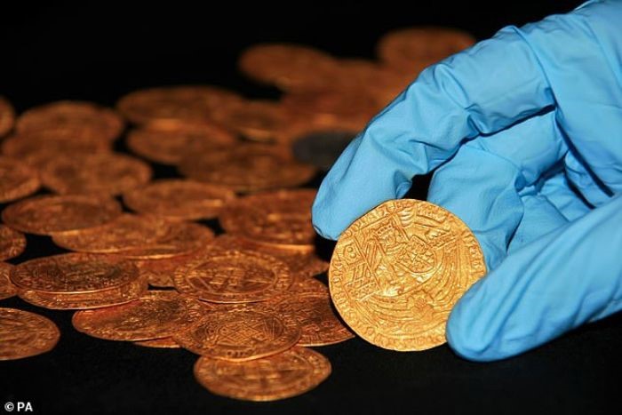 Tìm thấy kho báu vàng bạc trị giá nửa tỷ ngay trong vườn nhà - ảnh 1