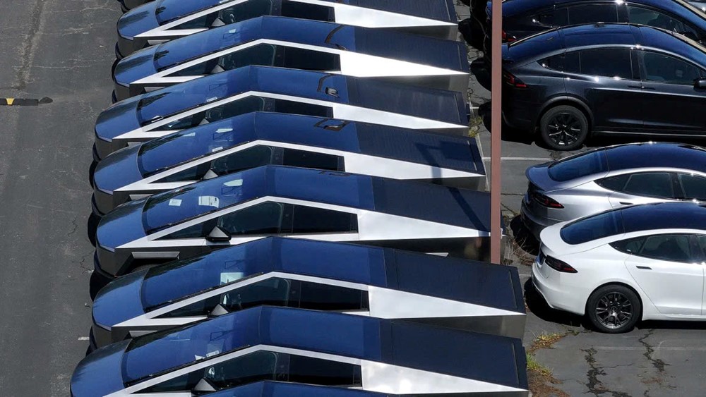 Buồn của Elon Musk: CEO ôm đồm chính trị khiến cổ phiếu Tesla 'bốc hơi' nửa giá trị, hơn 20% doanh thu từ Trung Quốc có thể 'bay màu - ảnh 1