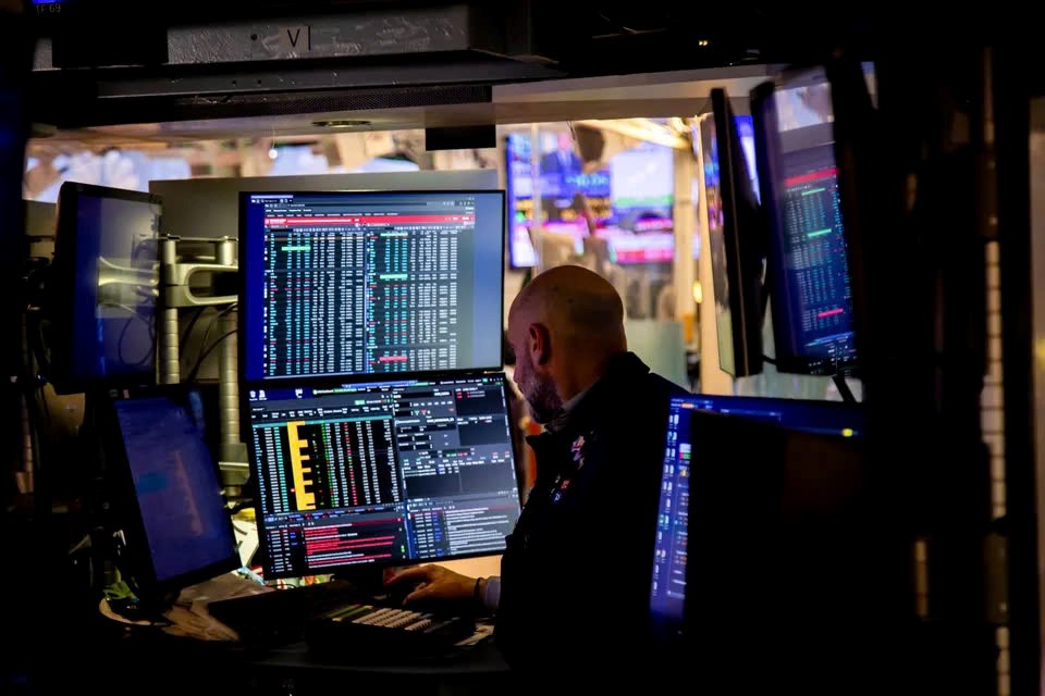 'Tấn công' Fed, siết đồng minh, áp thuế toàn diện: Ông Trump đang tự làm nước Mỹ suy yếu? - ảnh 2