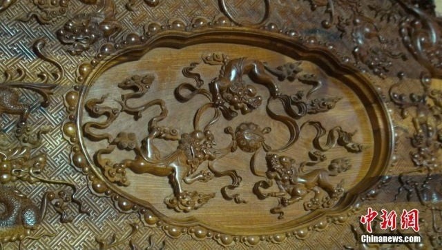 Bộ bàn ghế giá trị bằng một tòa lâu đài, làm trong 9 năm, giá gần 700 tỷ đồng khiến dư luận dậy sóng - ảnh 2