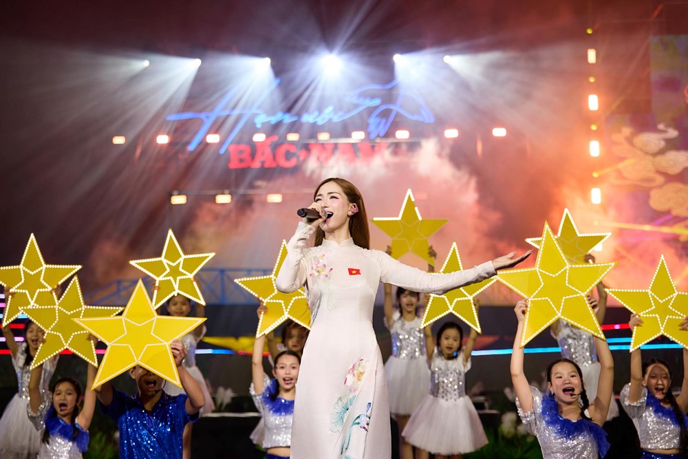 Sân vận động sức chứa 40.000 chỗ lớn nhất Việt Nam 'bùng nổ'  - ảnh 4