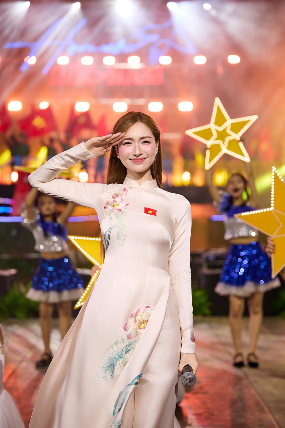 Sân vận động sức chứa 40.000 chỗ lớn nhất Việt Nam 'bùng nổ'  - ảnh 3