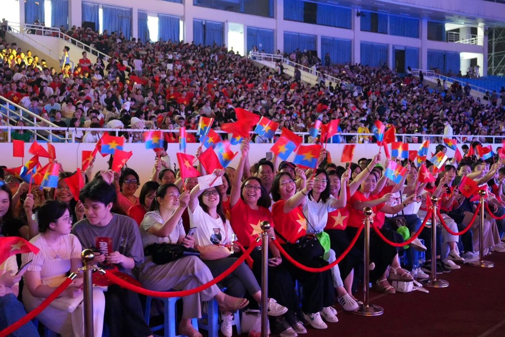 Sân vận động sức chứa 40.000 chỗ lớn nhất Việt Nam 'bùng nổ'  - ảnh 1