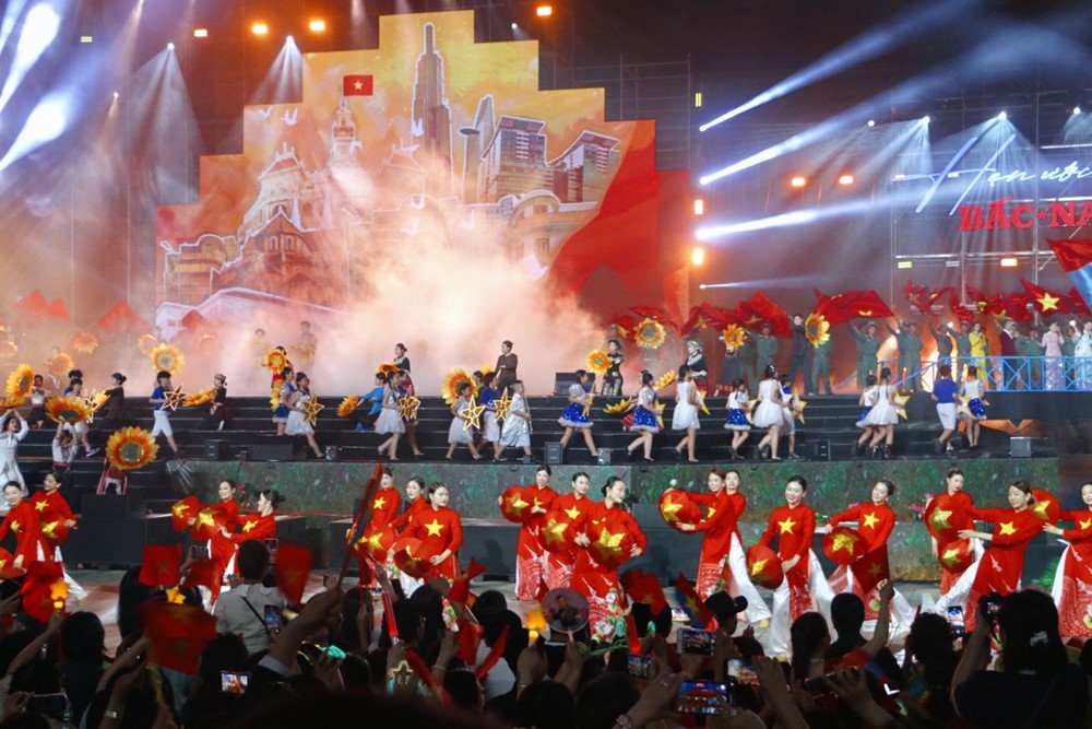 Sân vận động sức chứa 40.000 chỗ lớn nhất Việt Nam 'bùng nổ'  - ảnh 6