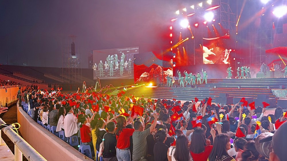 Sân vận động sức chứa 40.000 chỗ lớn nhất Việt Nam 'bùng nổ'  - ảnh 7